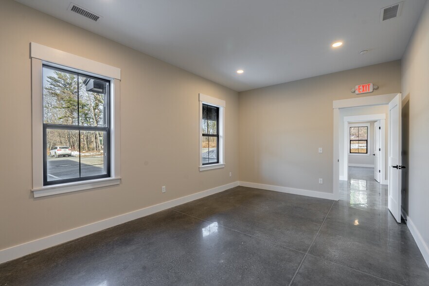 More Photos Of 128 Greenview Dr, Rollinsford Office For Lease