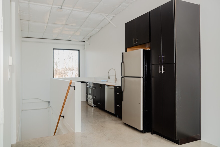 More Photos Of 4707 Algiers St, Dallas Office For Sale