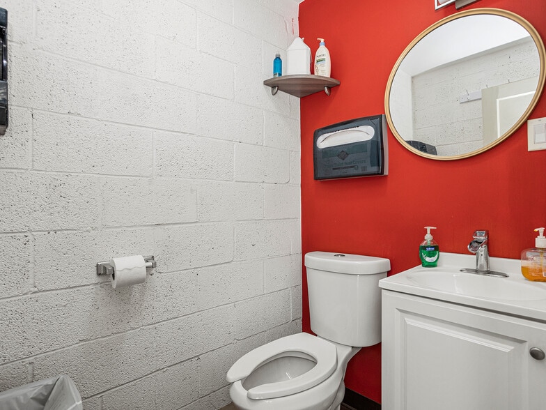 More Photos Of 1812 Victory Blvd, Glendale Flex For Sale
