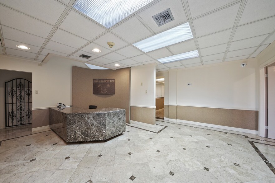 More Photos Of 3007 Crossview Dr, Houston Showroom For Sale