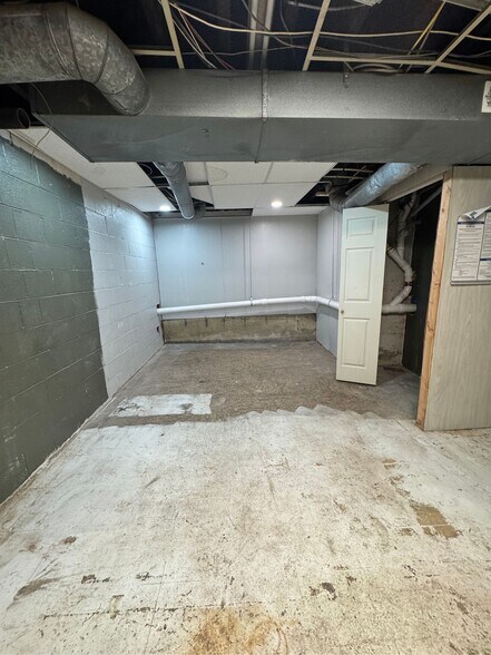More Photos Of 648 E McMillan St, Cincinnati Storefront Retail Residential For Lease