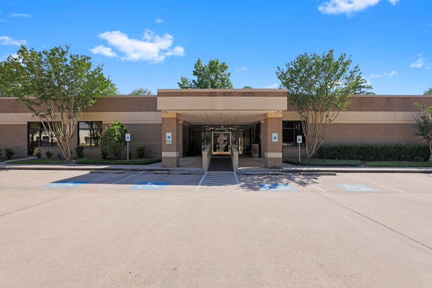 More Photos Of 800 Riverwood Ct, Conroe Medical For Sale