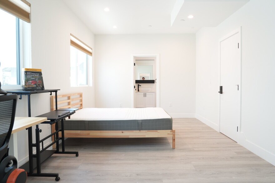 More Photos Of 3017 Kenwood Ave, Los Angeles Multifamily For Sale