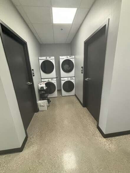 More Photos Of 4272 Lincoln Rd, Holland Showroom For Lease