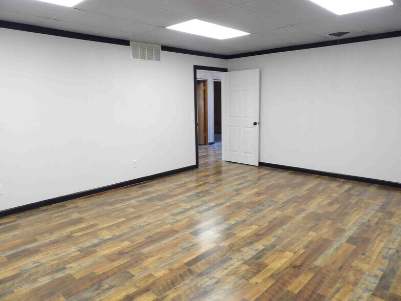 More Photos Of 400 E Jack Choate Ave, Hennessey Office For Sale