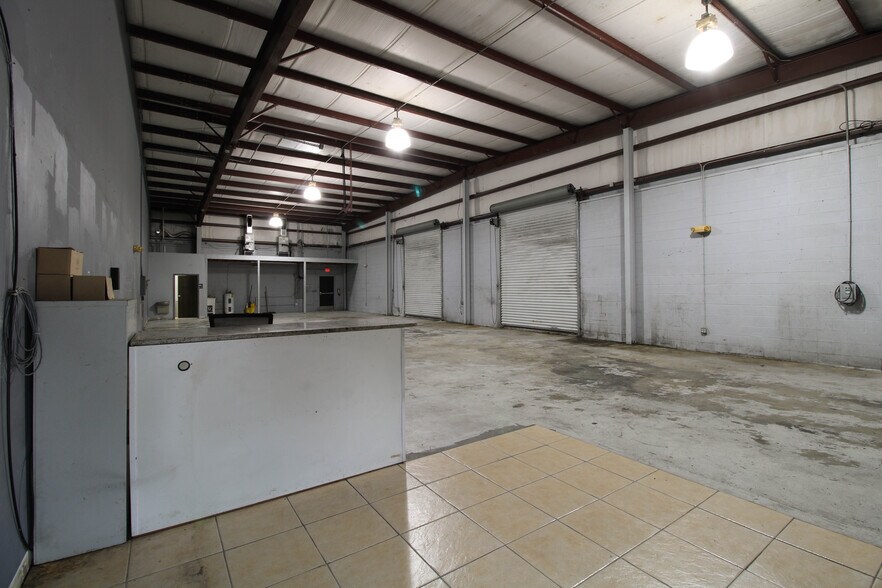 More Photos Of 2350 Us-17-92, Longwood Showroom For Lease