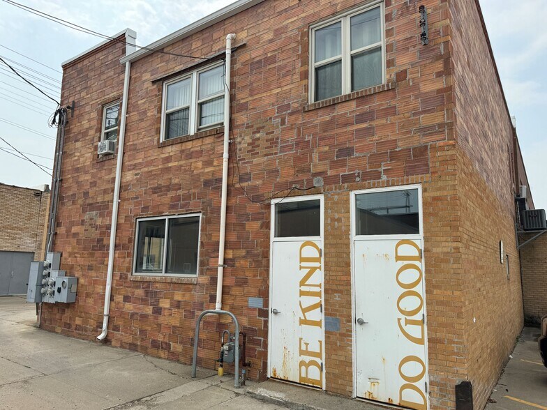 More Photos Of 112 NW 2nd Ave, Mandan Storefront Retail Residential For Lease