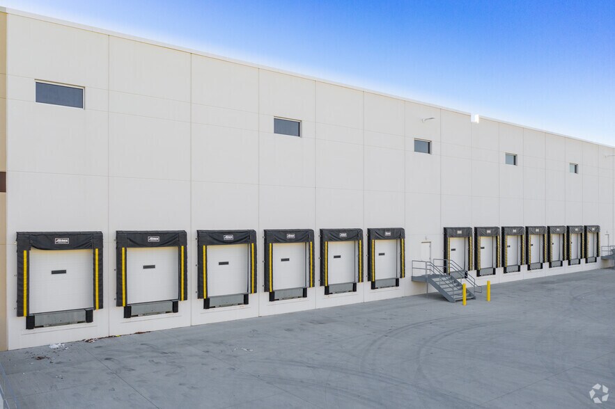 More Photos Of 3971 S Lakeside Dr, Waukegan Warehouse For Lease