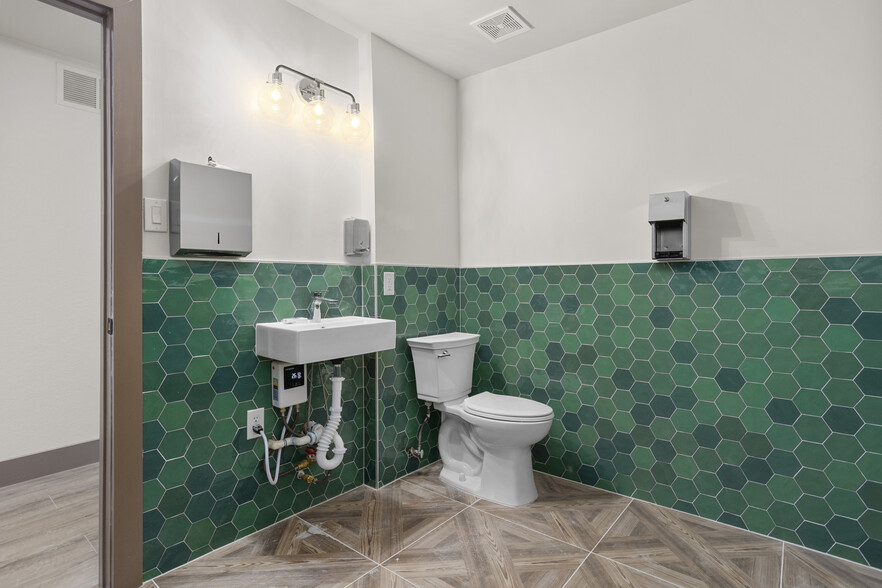 More Photos Of 4734 Benbrook Blvd, Benbrook Unknown For Lease