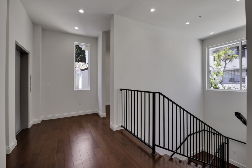 More Photos Of 1112 N Sherbourne Dr, West Hollywood Loft Creative Space For Lease