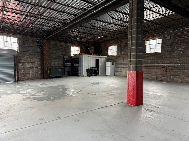 More Photos Of 1401 Commerce Ave, Bronx Warehouse For Lease