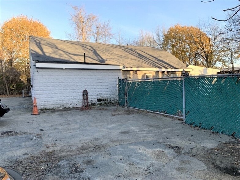 More Photos Of 99 Spring St, Fairhaven Auto Repair For Sale