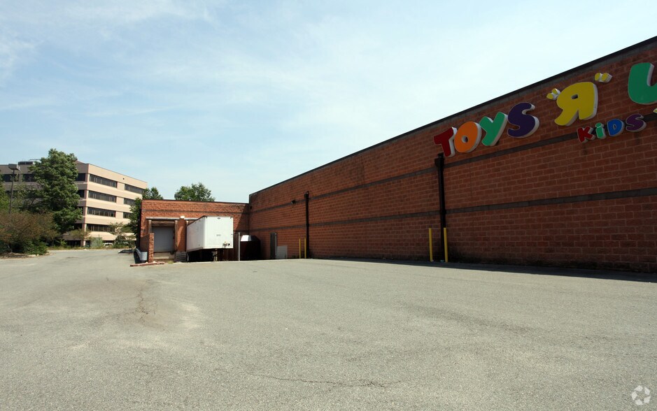 More Photos Of 11055 Mall Cir, Waldorf Freestanding For Lease