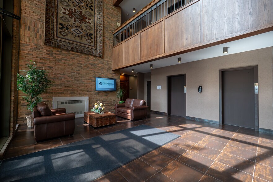More Photos Of 921 Chatham Ln, Columbus Office For Sale