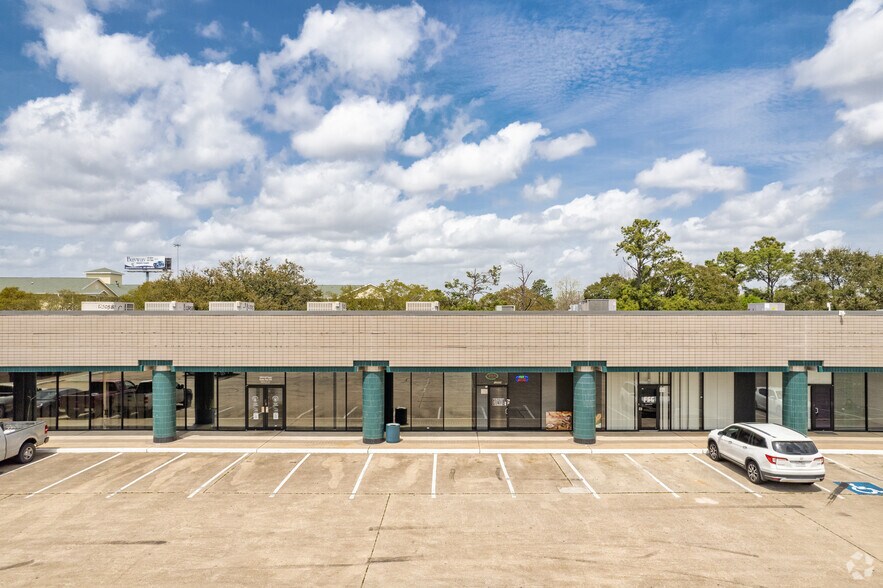 More Photos Of 12501-12607 Gulf Fwy, Houston Unknown For Lease