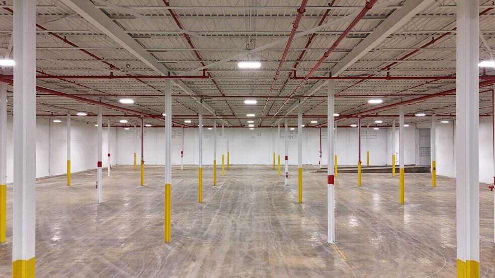 More Photos Of 1709-1769 Latham St, Memphis Distribution For Lease