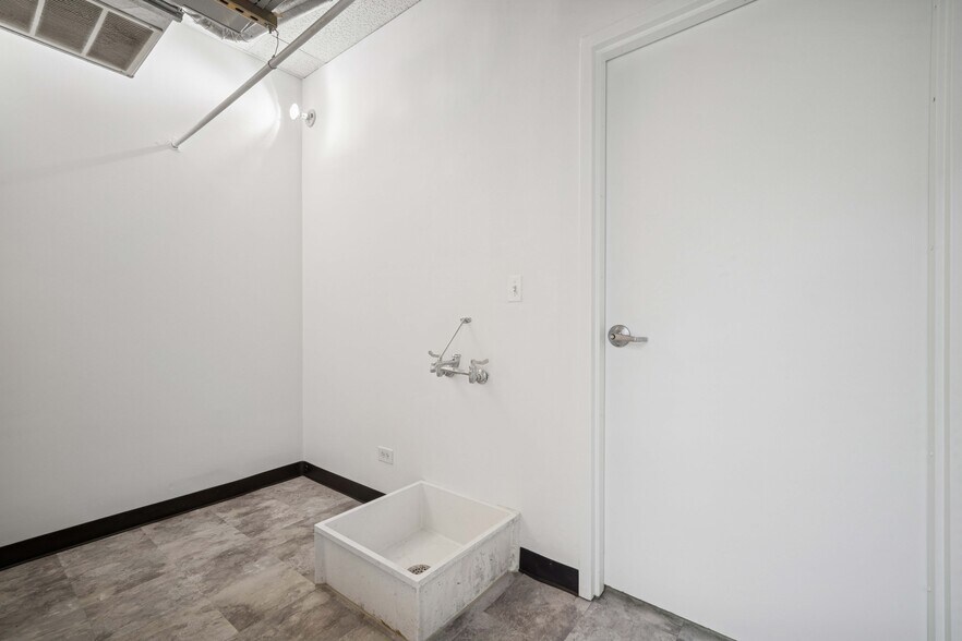 More Photos Of 1226-1238 N River Rd, Mount Prospect Freestanding For Lease