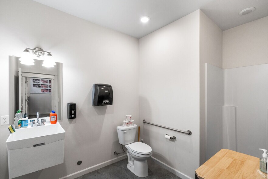 More Photos Of 209 Yukon Ln, Belgrade Warehouse For Lease