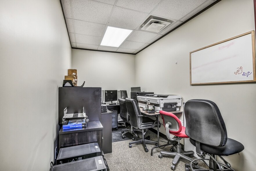 More Photos Of 2401 Parkwood Ave, Friendswood Office For Sale