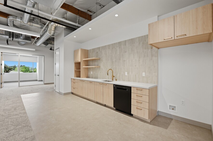 More Photos Of 2231 Rutherford Rd, Carlsbad Office For Lease