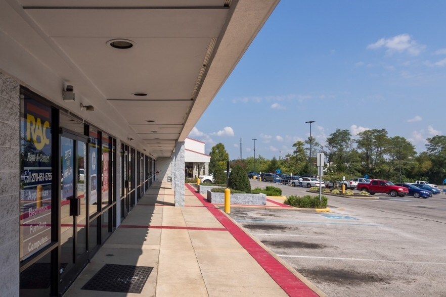 More Photos Of 218-230 S L Rogers Wells Blvd, Glasgow General Retail For Lease