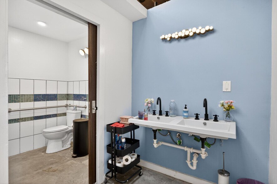 More Photos Of 5010 E Olympic Blvd, Los Angeles Warehouse For Sale