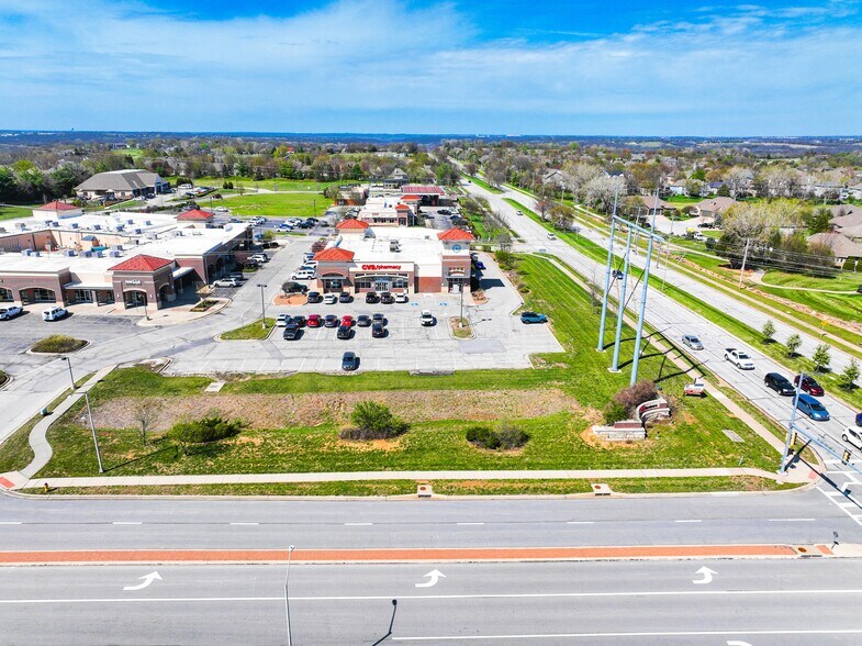 More Photos Of 10050 Woodland Dr, Lenexa Drugstore For Sale