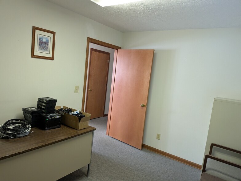 More Photos Of 380 Browns Ln, Coshocton Office For Lease
