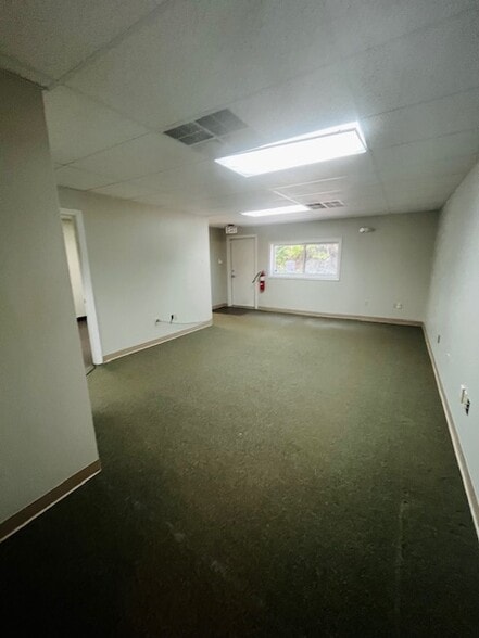 More Photos Of 114 Perimeter Rd, Nashua Light Distribution For Lease