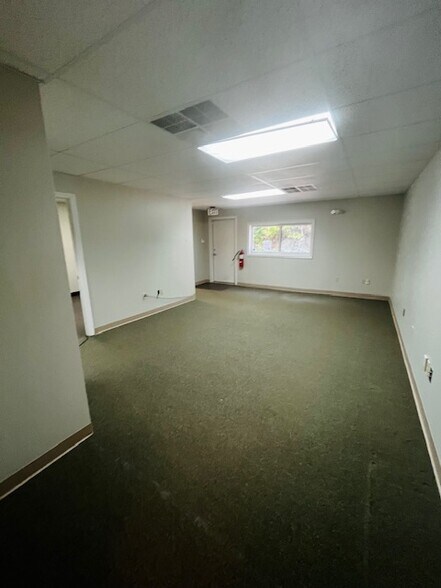 More Photos Of 114 Perimeter Rd, Nashua Light Distribution For Lease