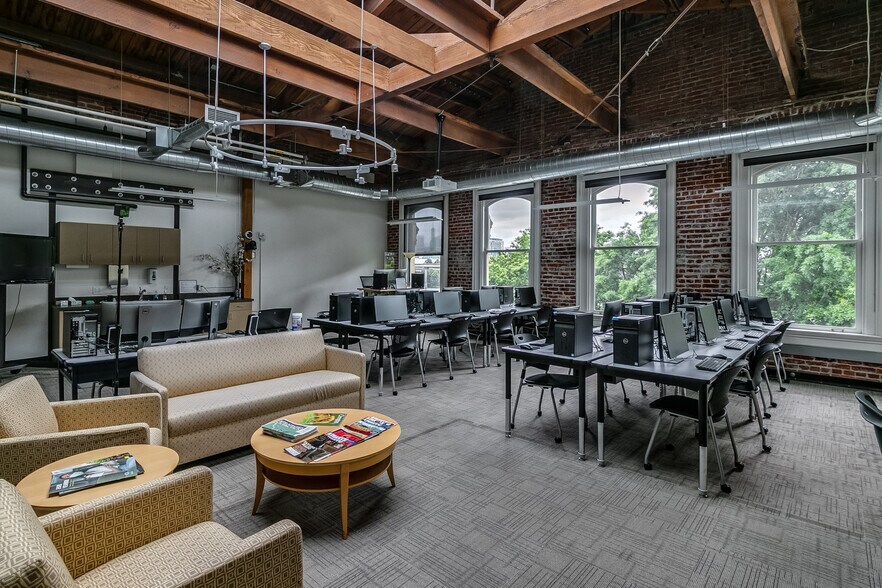 More Photos Of 70 NW Couch St, Portland Office For Sale