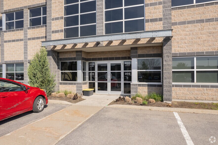 More Photos Of 205 Rue Joseph-Carrier, Vaudreuil-dorion Light Distribution For Lease