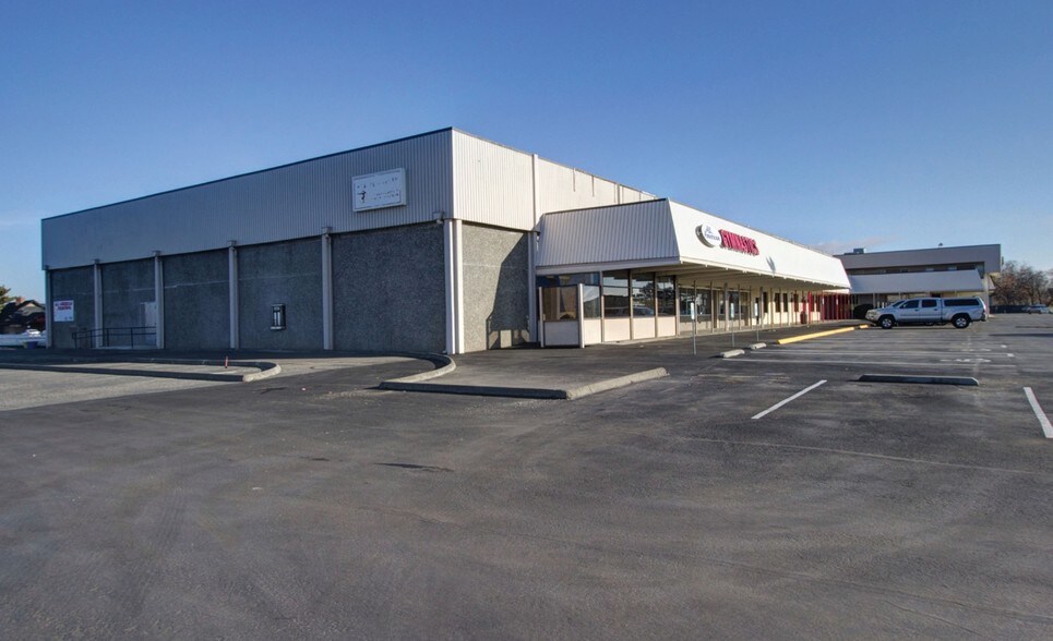 More Photos Of 2600 N Columbia Center Blvd, Richland General Retail For Lease