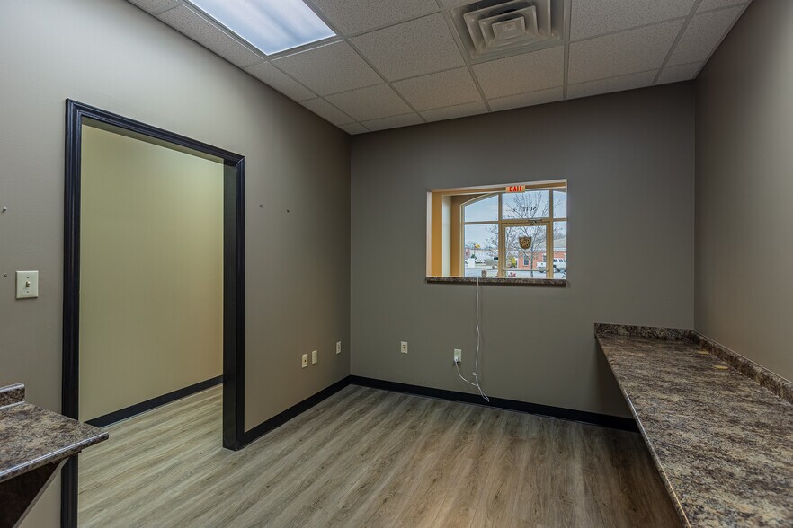 More Photos Of 120 Center Pointe Dr, Clarksville Office For Lease
