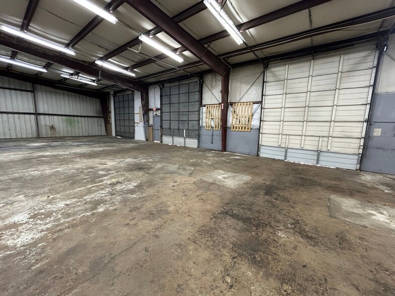 More Photos Of 1818 Sherwood Forest St, Houston Warehouse For Lease