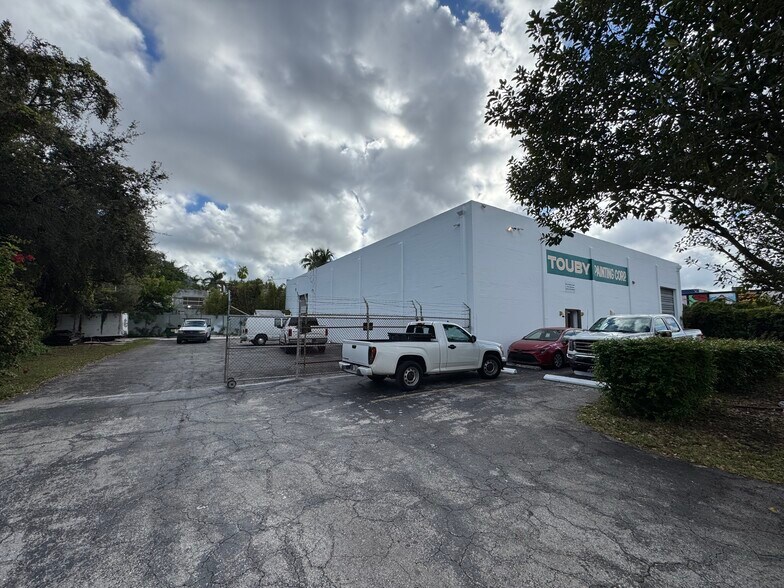 More Photos Of 100 NE 26th St, Miami Warehouse For Sale