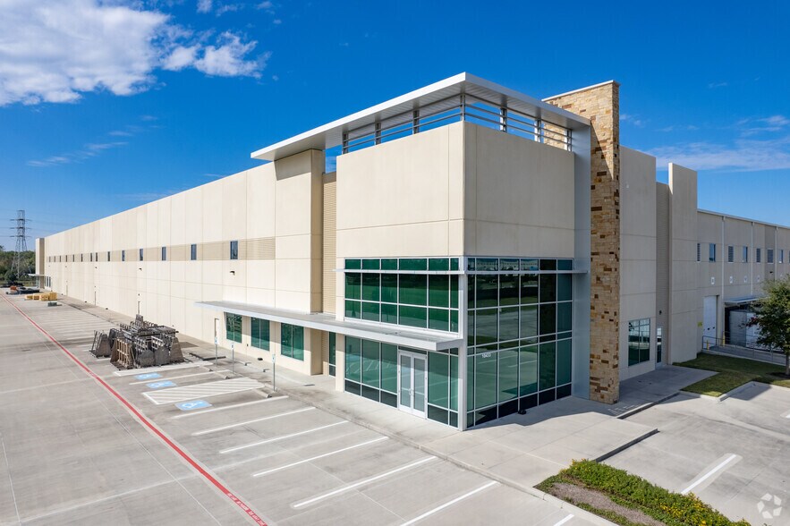 Primary Photo Of 10433 Ella Blvd, Houston Distribution For Lease