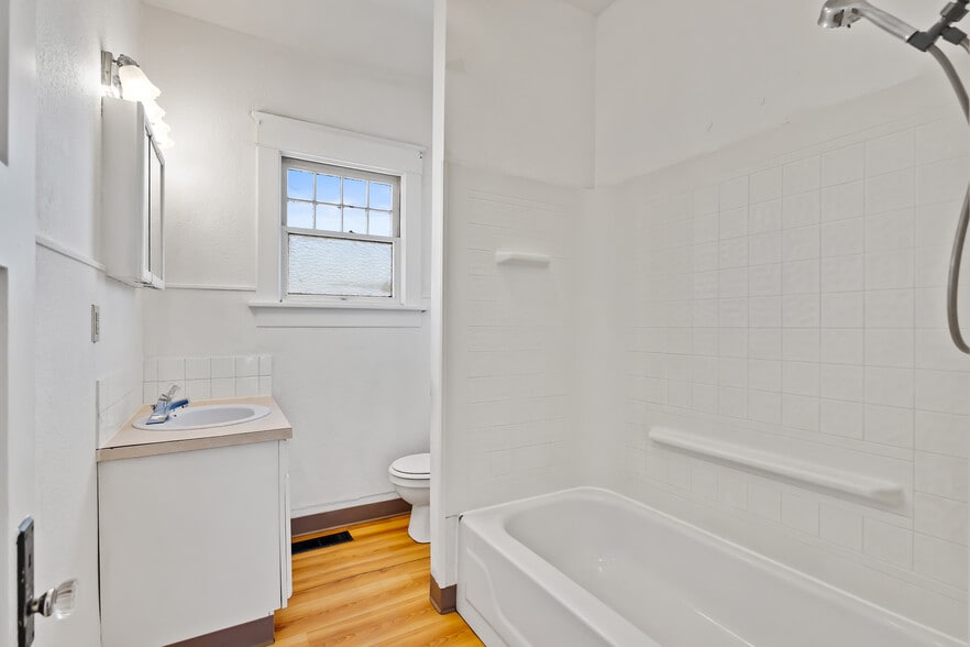 More Photos Of 1021 Fruitvale Blvd, Yakima Office For Sale