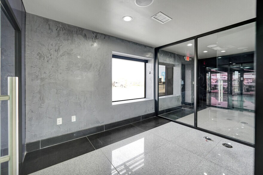 More Photos Of 2903 Wall St, Midland Office For Lease