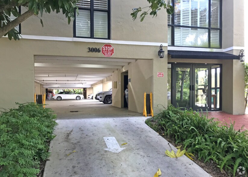 More Photos Of 3006 Aviation Ave, Coconut Grove Office For Lease