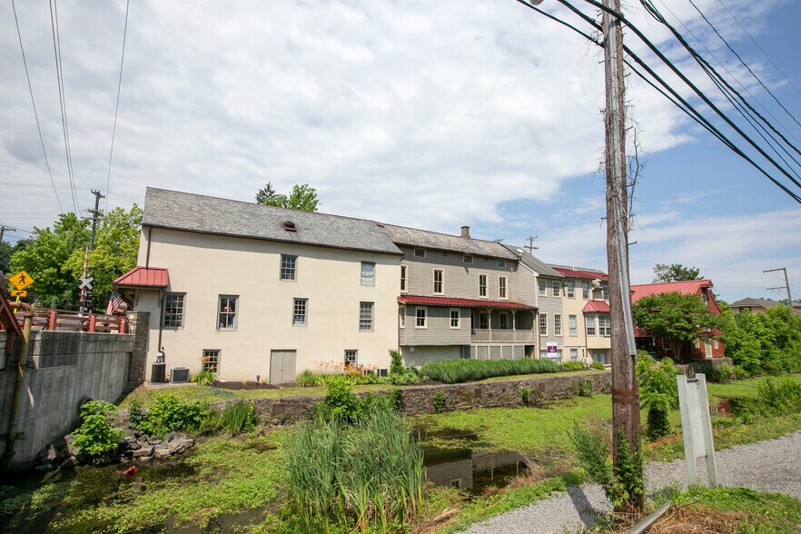 More Photos Of 30 W Bridge St, New Hope Freestanding For Lease
