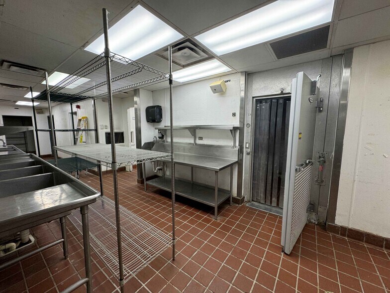 More Photos Of 3939 1st Ave SE, Cedar Rapids Restaurant For Lease