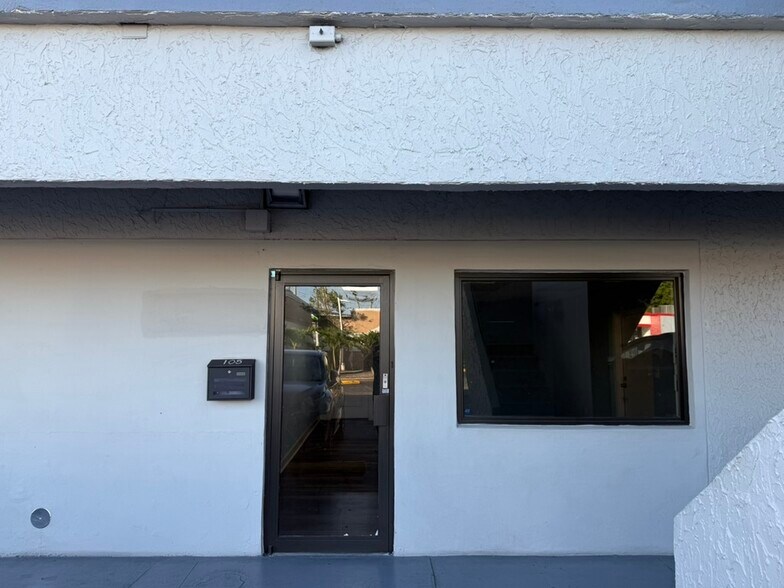 More Photos Of 1665 W 68th St, Hialeah Unknown For Lease