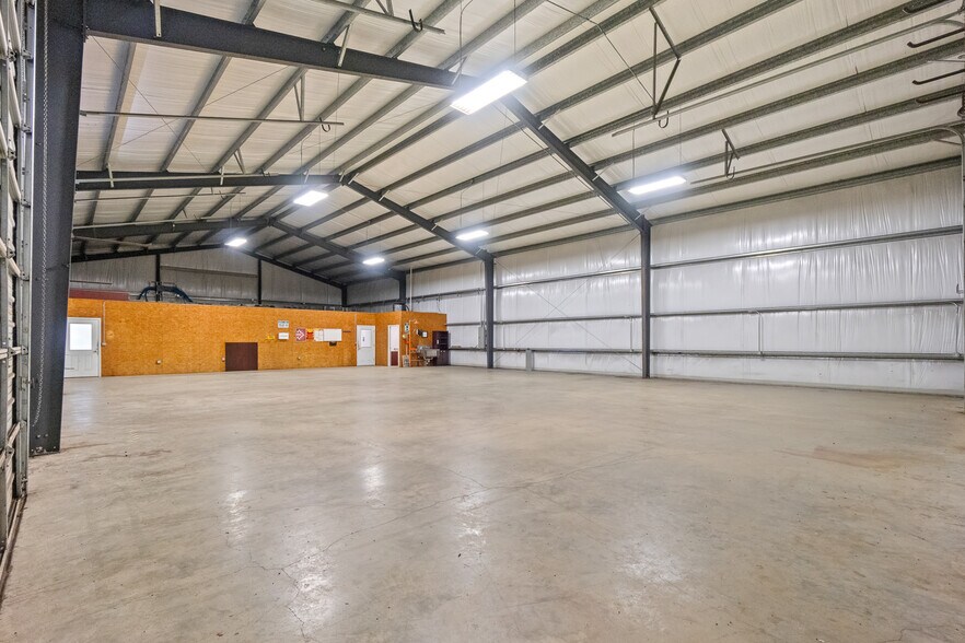 More Photos Of 945 Huser Blvd, Schulenburg Warehouse For Lease