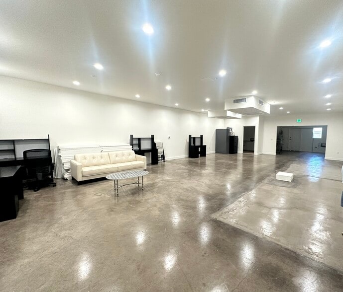 More Photos Of 11506 Oxnard St, North Hollywood Bar For Lease