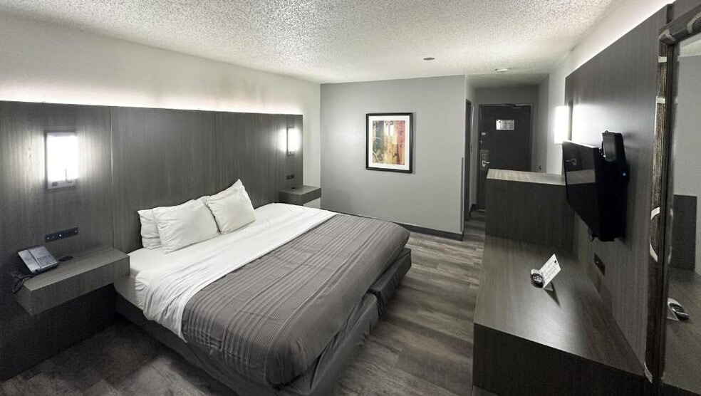 More Photos Of 522 E Coliseum Blvd, Fort Wayne Hotel For Sale