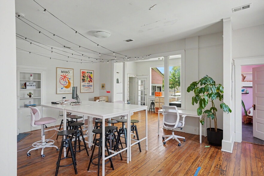 More Photos Of 17 W 41st St, Savannah Freestanding For Sale