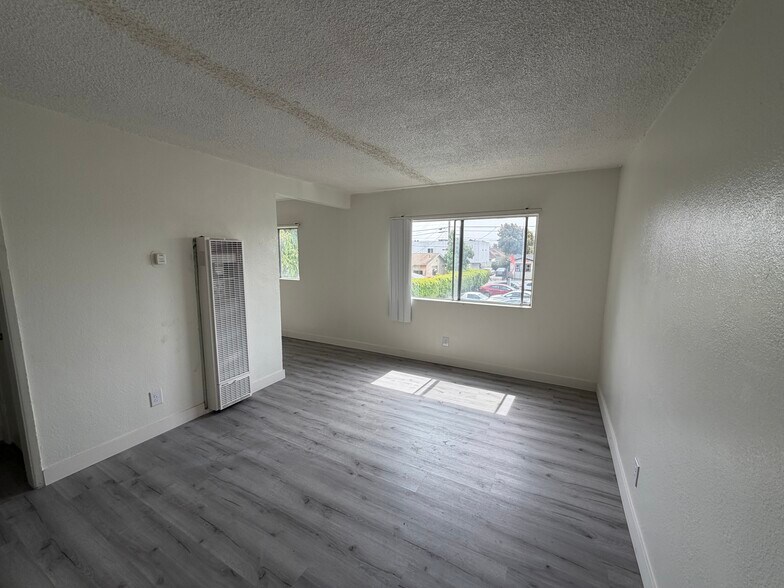 More Photos Of 1075 W 39th St, Los Angeles Apartments For Sale