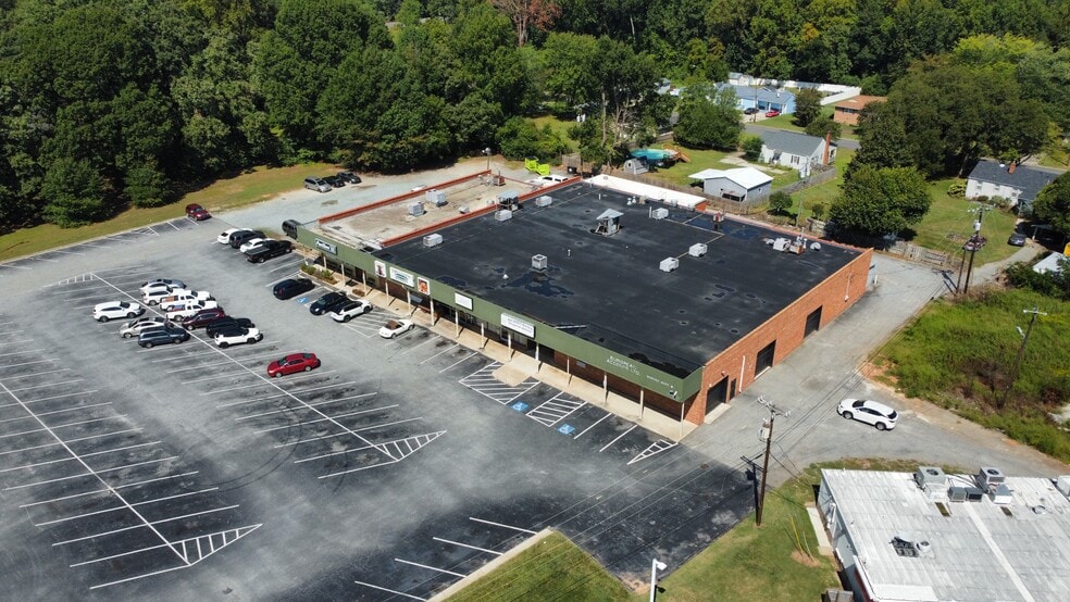 More Photos Of 2008-2010 W Vandalia Rd, Greensboro General Retail For Lease