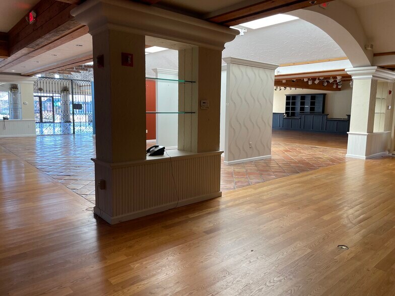 More Photos Of 9405 Kenwood Rd, Cincinnati Unknown For Lease